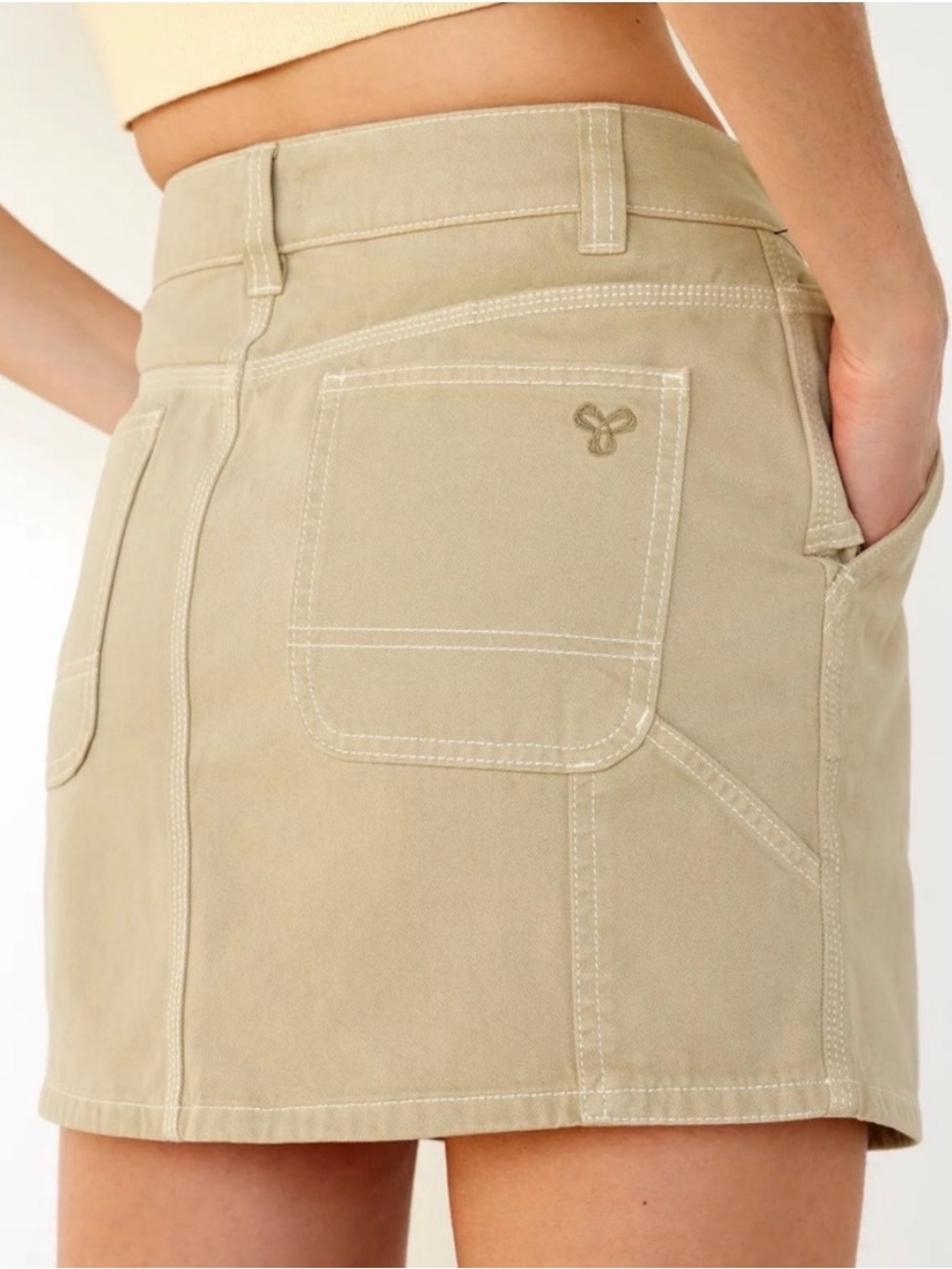 Aritzia’s TNA Workwear Bellan Mini Skirt in Almond Beige, Women’s size 4
